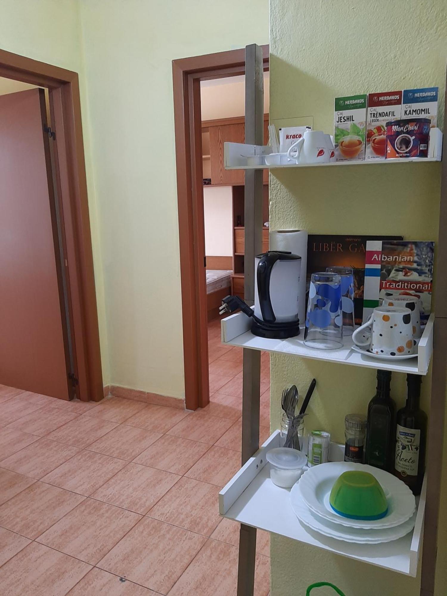 Enki'S Guesthouse ติรานา ภายนอก รูปภาพ
