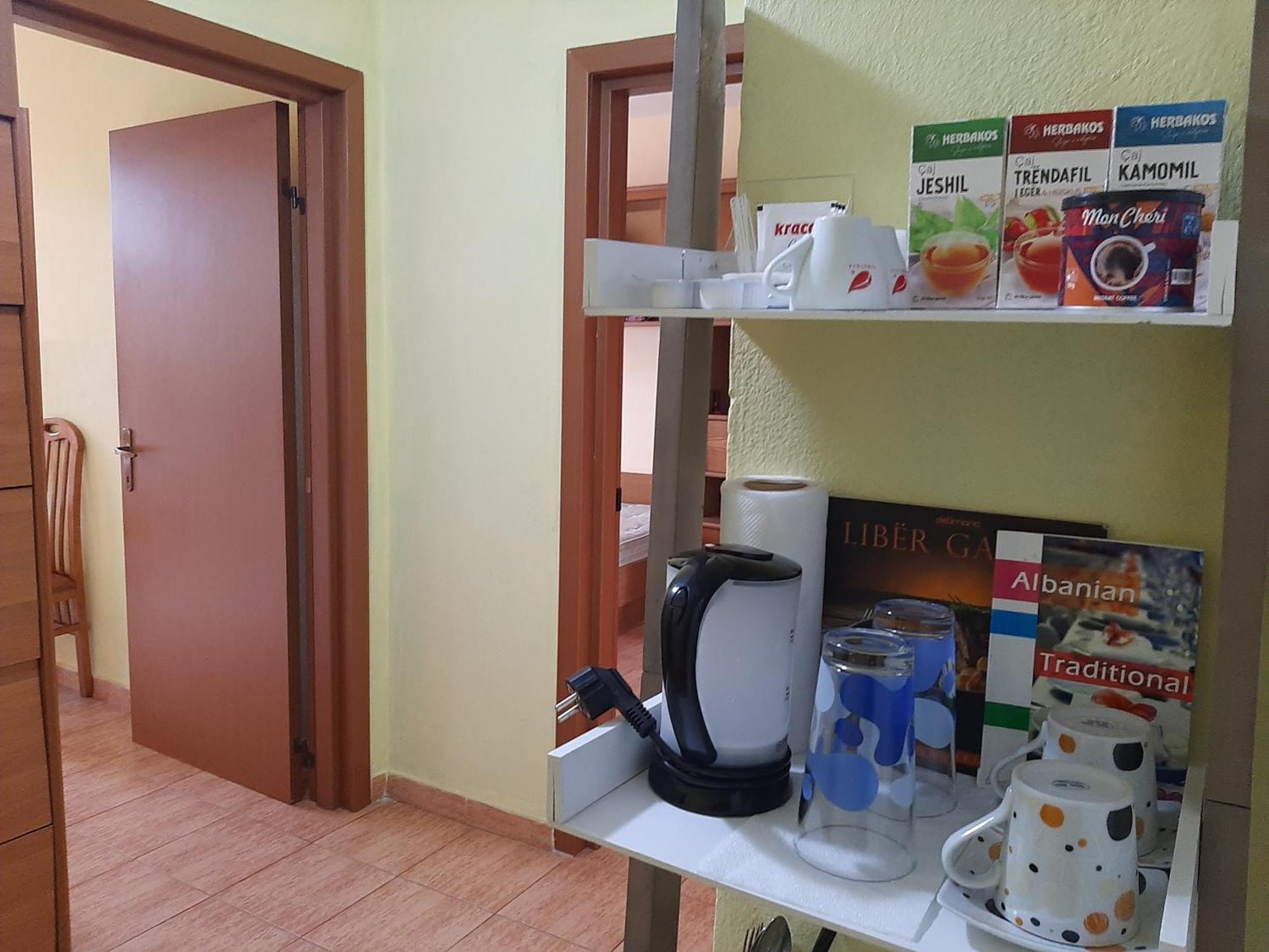 Enki'S Guesthouse ติรานา ภายนอก รูปภาพ