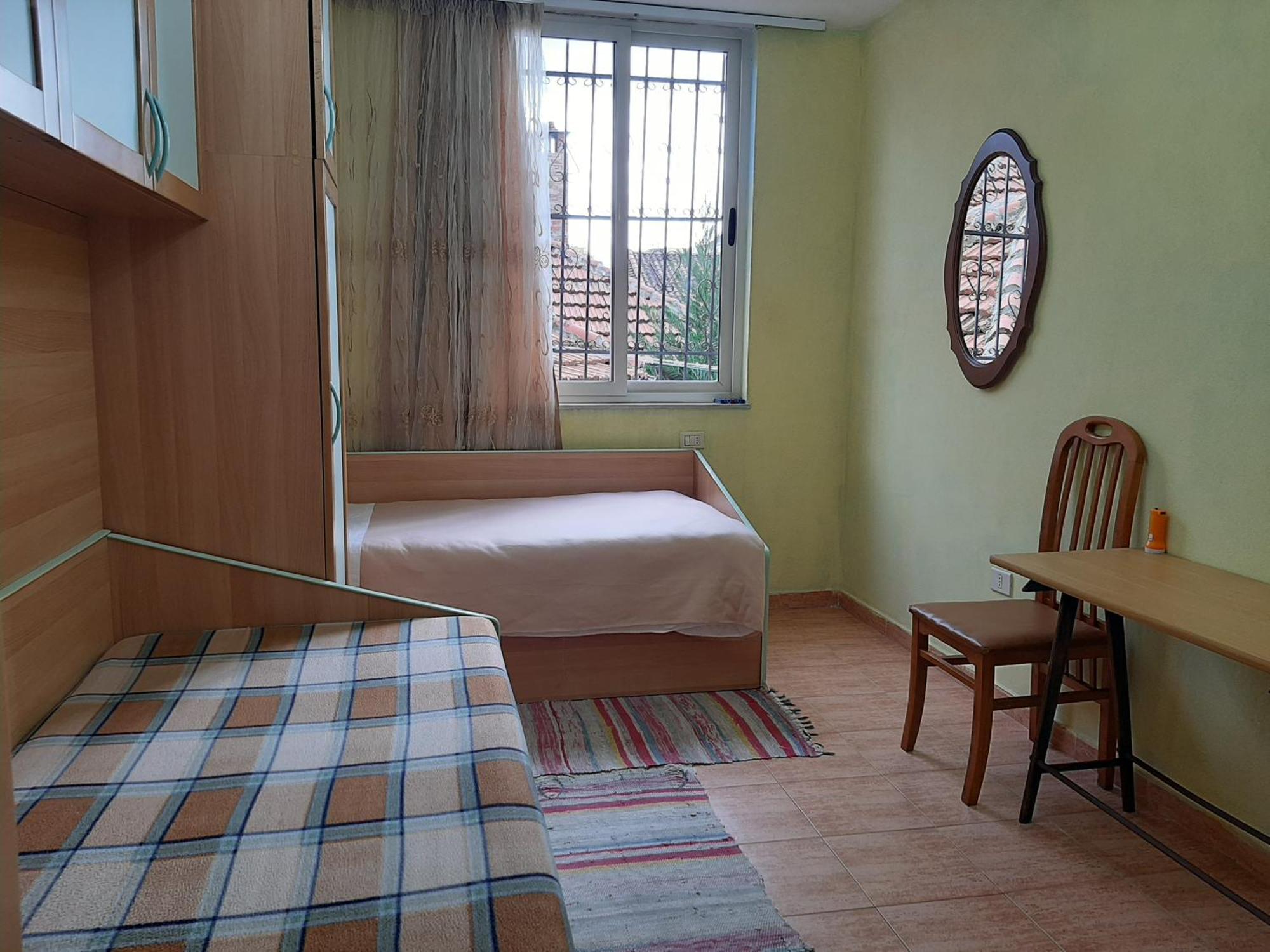 Enki'S Guesthouse ติรานา ภายนอก รูปภาพ